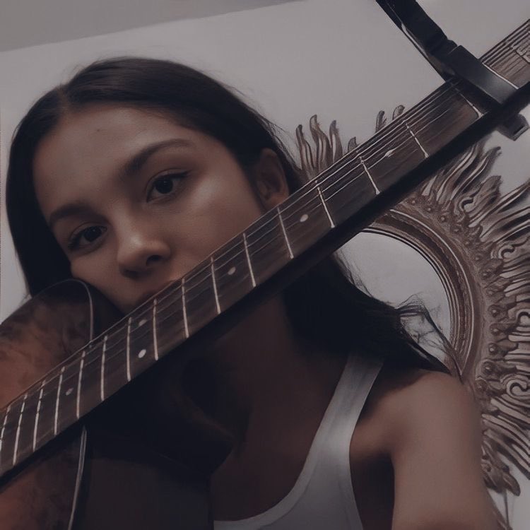 andrms_liv's tweet photo. my finger hurts and maybe that’s just karma for ignoring THAT broken string for days.
miss my guitar :( https://t.co/mcPMgtqx0V