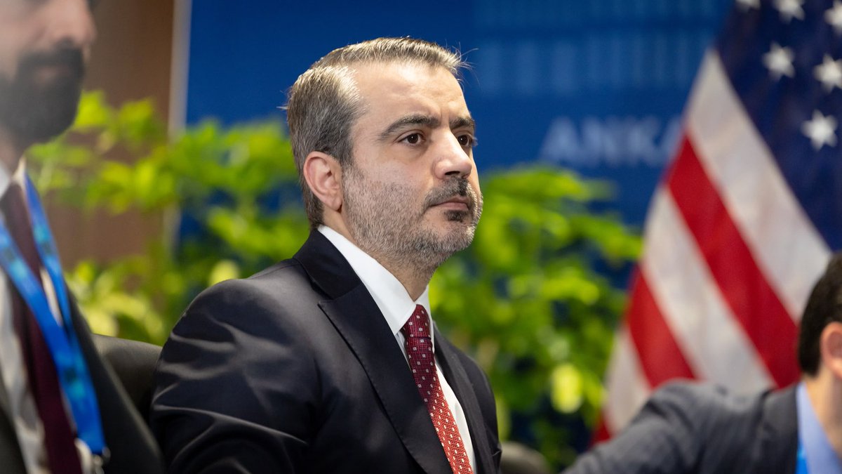 syrianmofaex's tweet photo. التقى فخامة رئيس الجمهورية السيد أحمد الشرع اليوم فخامة الرئيس الأمريكي السيد دونالد ترامب، بحضور وزير الخارجية والمغتربين السيد أسعد حسن الشيباني ووزير الخارجية الأمريكي السيد ماركو روبيو، وذلك في مقر انعقاد القمة السادسة والثلاثين لحلف شمال الأطلسي "الناتو" في العاصمة التركية أنقرة.

وجرى خلال اللقاء بحث العلاقات الثنائية بين البلدين، حيث تم التأكيد على أهمية استمرار التنسيق المشترك لتعزيز الاستقرار الإقليمي، حيث شدد الجانبان على ضرورة دعم وحدة سوريا وسيادتها وسلامة أراضيها، بالإضافة إلى مناقشة آخر التطورات الإقليمية والملفات ذات الاهتمام المشترك.