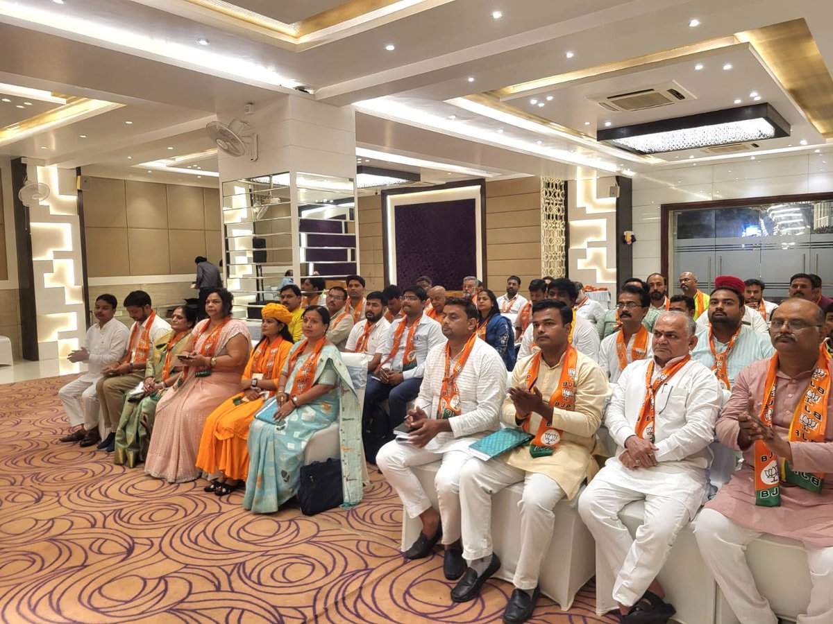 idharampalsingh's tweet photo. आज झाँसी महानगर के जिला पदाधिकारियों की संगठनात्मक बैठक को संबोधित किया।

#BJPUP
#NarendraModi
#NitinNabin https://t.co/MtIlNhbvMb