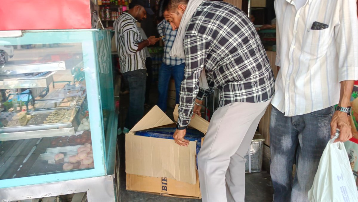 Nprawatsar's tweet photo. अधिशासी अधिकारी शैलेन्द्र गोदारा के निर्देशन में नगरपालिका रावतसर द्वारा सिंगल यूज़ प्लास्टिक के विरुद्ध विशेष अभियान चलाया गया। स्वच्छता निरीक्षक प्रहलाद मटोरिया  द्वारा दुकानदारों व नागरिकों को जागरूक किया गया तथा लगभग 20 किलोग्राम प्रतिबंधित सिंगल यूज़ प्लास्टिक जब्त की गई। https://t.co/oXUyn9CjcO