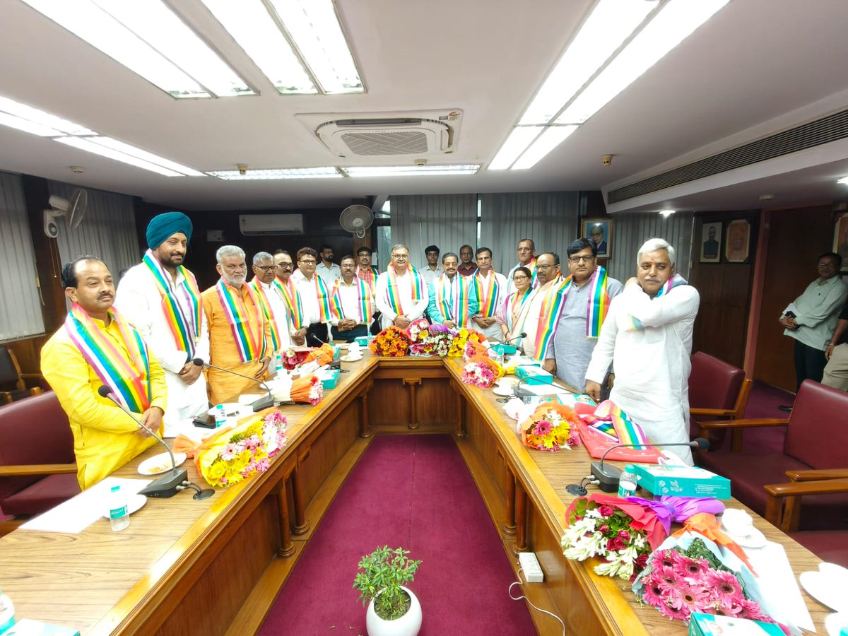 UPSGVB's tweet photo. उ0प्र0 सहकारी ग्राम विकास बैंक लि0 के नवनिर्वाचित प्रबन्ध समिति के सभापति ,उप सभापति एवं संचालक गणों ने कार्यभार ग्रहण किया । जिसमे डा0 विवेक कुमार सिंह तोमर सभापति एवं श्री रविन्द्र सिंह राठौर उप सभापति चुने गये । https://t.co/W8zuvhKQFM