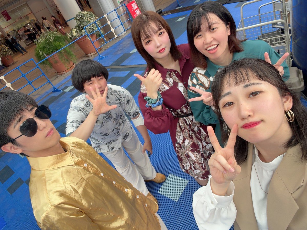 B_b_b_bug's tweet photo. ｢名古屋でアカペラをして｣
6年1組  B'3

名古屋で歌ってきました。
今回は一発ギャグじゃなくて思い出話をしました。

久しぶりに集まって歌ったので楽しかったです。

次は6人で来ようね！！

#ナゴペラ　#オアシス21 https://t.co/cvhxWs6DVD