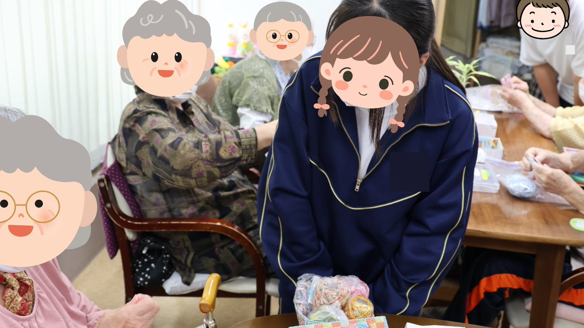 ds_hongo's tweet photo. 中学生が職場体験に来てくれました！

先月中学生が２名デイ本郷に来てくれました！

お話をしてくれたり一緒に体操をしたり
七夕の飾りを作ったり、お願い事を一緒に考えたり
始めは少し緊張している様子でしたが、目線を合わせて利用者のお話に親身に耳を傾けてくれていました

＃職場体験 https://t.co/bSTYR3nkwk