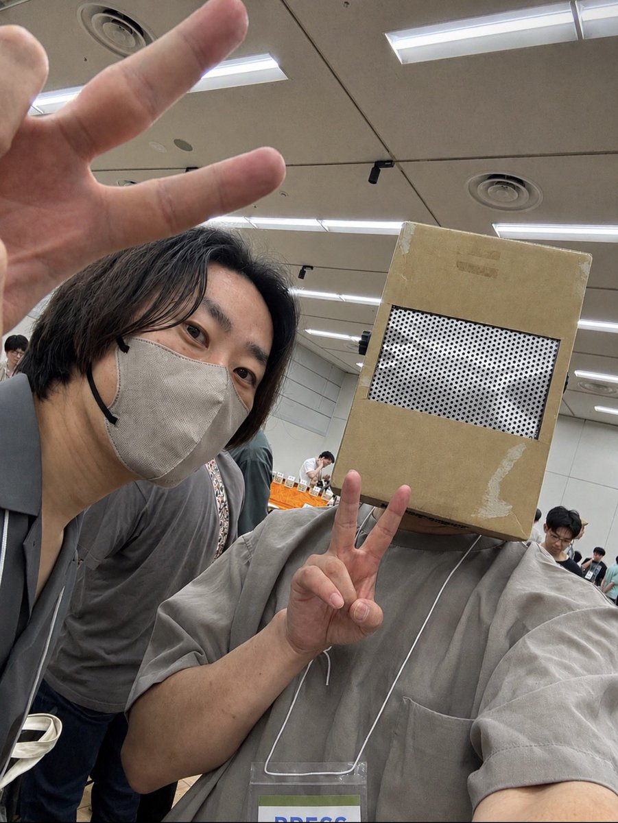 TacKn79's tweet photo. #PGM東京2026 #岸田教団 #hayapi #friendlyfireFx
正直、この日一番の感動はhayapiさんに会えたこと!
知る人ぞ知る話だけど、ストイック高校の一投稿目は「みくみくにしてあげる♪」の岸田教団アレンジのカバー。
動画投稿を始める前は、岸田教団のコピーばかりやっていた時期があって、私にとってhayapiさんのフレーズやサウンドは、ギター人生の根っこにある存在なんだよね。
そんなhayapiさんが開発するfriendly fire Fxが刺さらないわけがない!
まずは完全にファンモードでお話しさせていただき、一緒に写真まで撮っていただきました。
その後はPRESSとして各エフェクターの開発コンセプトやサウンドについてじっくり取材。
一通りの説明を聞いたのち、動画も撮影させていただき、
「よし、これは良い素材が撮れたぞ!」
とニヤニヤしながら会場を後にしたのですが……
帰宅して確認すると……
ライン録り、完全に失敗。
録れていたのは、生音チャカチャカ動画でした
やってしまった……悔しすぎる……
ただ、まだまだ耳には素晴らしいサウンドがしっかり残っているので、記憶が消えないうちに記録じゃ!
特に印象に残った2機種を紹介します👇
① Lailaps
24V昇圧回路でパワー炸裂!
ハイがギラッと前に出て、一音目から
「これは違う!」と感じるブースターでした。
hayapiさん曰く、ブースターとして踏むだけではなく、最後段で常時ONにしてサウンド全体のクオリティを底上げする使い方でこそ本領を発揮するペダルとのことで
実際最後段に入れたら物凄い威力…!
ビビりましたね…
ということで、サイズ神、イラスト神、能力神
これは間違いないやつだな、という感じでした!
発売が楽しみです!
② Strega
ファズ4兄弟はどれも最高でした!
さすが"ファズマスター" hayapiさんが作っただけあって、それぞれ個性がしっかり立っていて、どれも弾いていて本当に楽しい。
その中でも一番刺さったのが、右端のStrega(青とピンクのオクターブファズ)。
もうね、hayapi節全開(笑)
HIGH SCHOOL OF THE DEADのイントロを弾いた瞬間、
「これだ!!」
ってなって、気付けば夢中で弾いてました(笑)
そしてhayapiさんといえば、ギタリストだけじゃなく絵師としての一面も外せない。
その意味では、イラストが描かれたペダルは音だけじゃなく所有欲まで満たしてくれるんだよね。
……というわけで。
このように語り尽くせないわけだが、
あとは買うしかない(笑)
しかしギターローンに埋め尽くされた僕の購買能力はもうゼロよ…
あ、そういえば明日は誕生日だった。
だれか、僕にhayapiさんのペダルを買ってくださいな🥴
以上です!
最高でした!