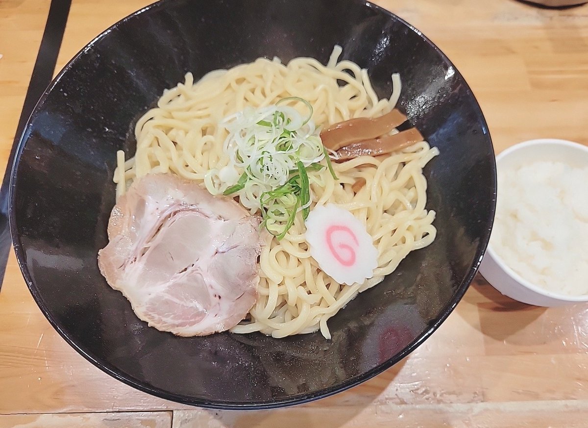 wactol20726's tweet photo. 今日は油そばを食べに来ています!
僕がずーっと言っていること
どんなに喧嘩しても時間無くても、大切な人とは一緒にご飯を食べてほしい
と今ボッチで食べてます。
寂しいね😌 https://t.co/vjbWhM2Ybc