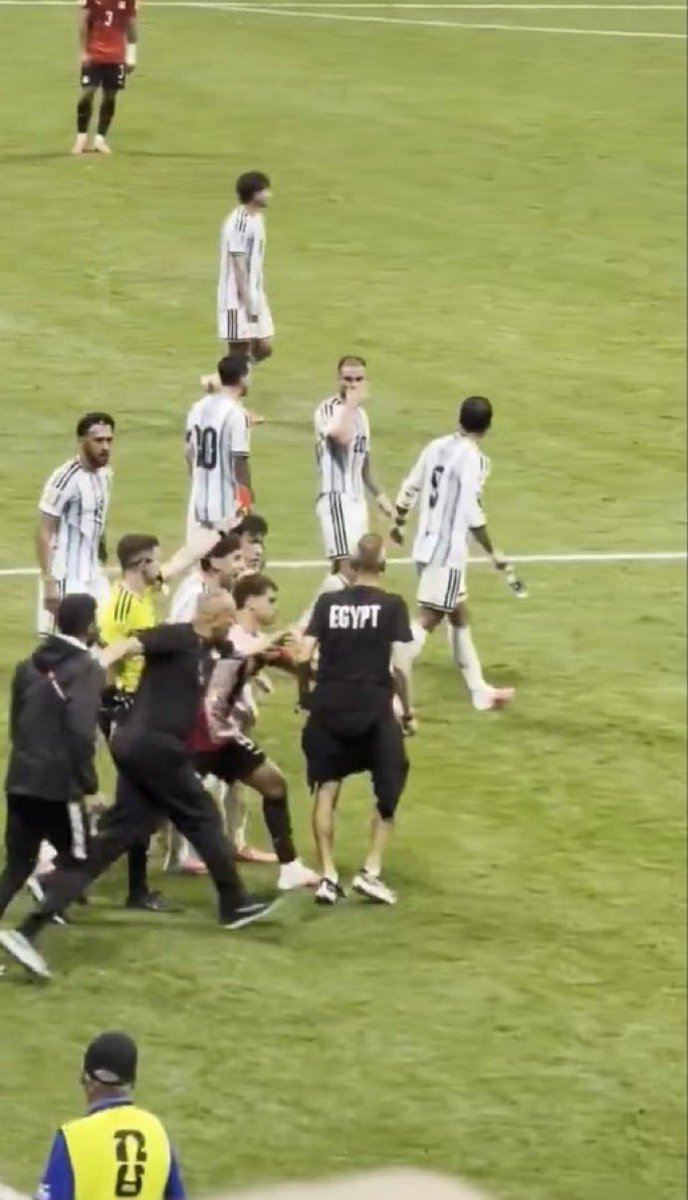 Fede8Y's tweet photo. ماك اليستر اخترق القانون الجديد، غطى فمه و سب الطاقم الفني المصري و ما تعرض للطرد لانه الحكم المرتشي بطرفهم كالعادة https://t.co/7RlogzSqqN
