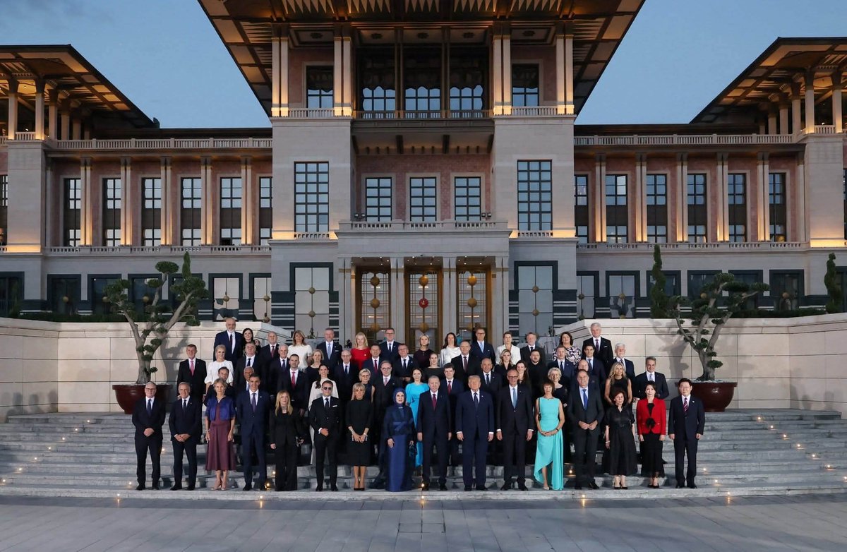 AkMazidagi's tweet photo. Dünyanın gözü Türkiye'de. 🇹🇷

✅ Cumhurbaşkanımız Sayın Recep Tayyip Erdoğan’ın liderliğinde ülkemiz, NATO Zirvesi'ne ev sahipliği yaparak küresel güvenliğe, diplomasiye ve stratejik geleceğe yön verecek tarihi bir buluşmaya öncülük ediyor. https://t.co/maWV74Xmc7