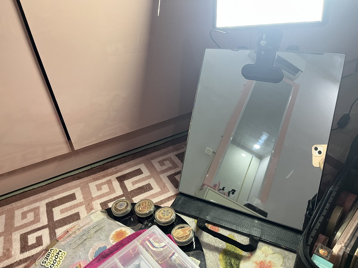 yayawony's tweet photo. ayy life outside twitter

adalah mahasiswa kupu kupu yang nyambi jadi MUA dan beauty cc nano, demi menghidupi diri dan membiayai coolyeah😎
untuk area mks dan sekitarnya if u need MUA just ketok my DM yh💌🛎️ (sekalian promosi :) https://t.co/cTAPMdCDHY