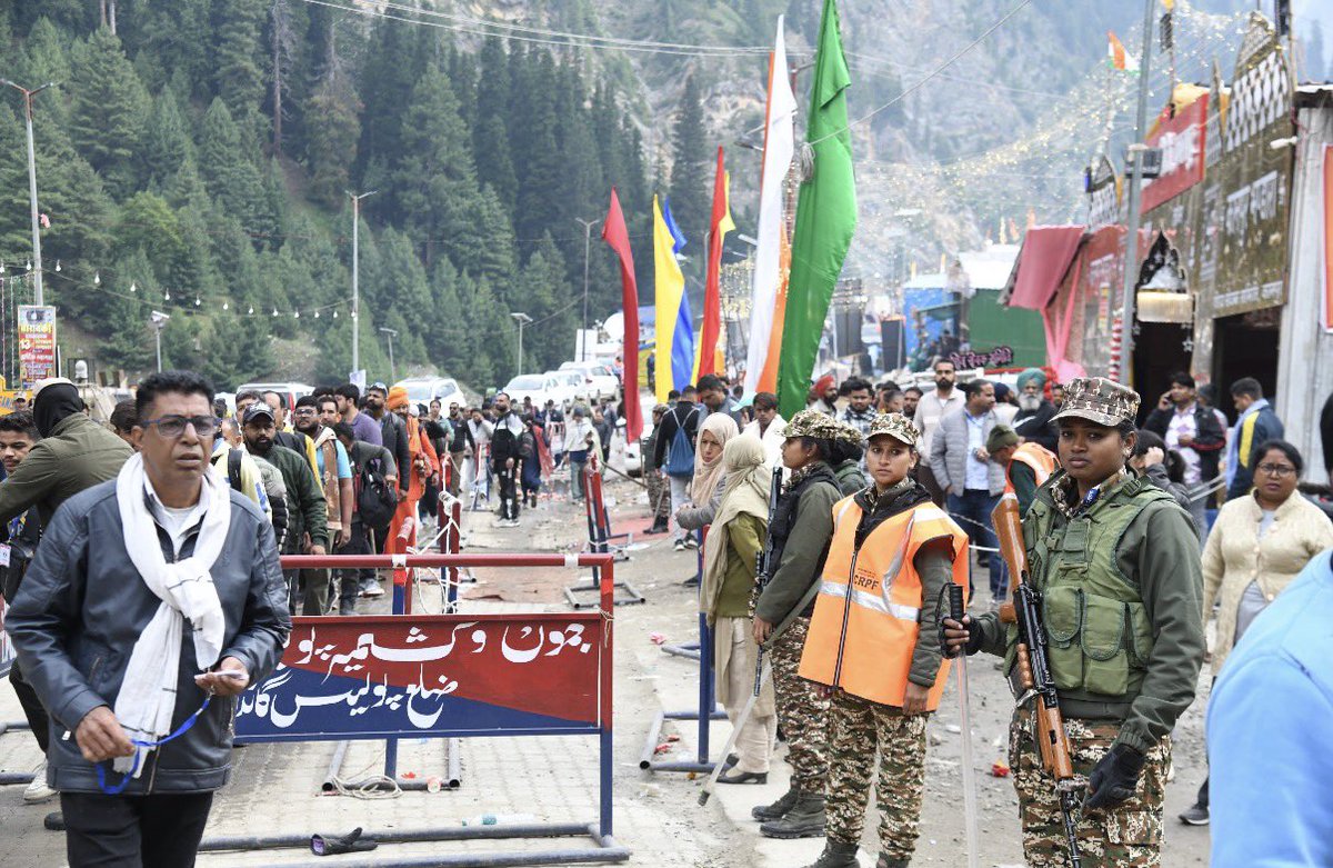 digsnrnorth's tweet photo. Guided by empathy, driven by duty. Whether providing medical assistance,offering a helping hand @crpfindia personnel stand strong to ensure safety and comfort for everyone during #amarnathyatra #Baltal Your safety is our utmost priority @crpf_srinagar @ShriSasb @OfficeOfLGJandK https://t.co/l4eNLKpbIP