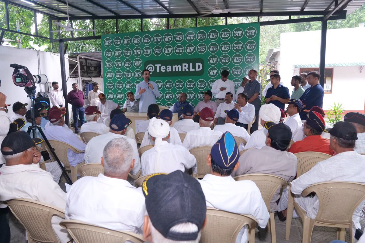 TeamRLD1's tweet photo. 25 तुगलक रोड, नई दिल्ली में आयोजित कार्यक्रम में राष्ट्रीय अध्यक्ष सह केंद्रीय मंत्री चौधरी जयन्त सिंह जी से संसदीय बोर्ड के सदस्य मेजर (रिटायर्ड) बिशम्भर दयाल जी के नेतृत्व में देश के कई जांबाज सैन्य अधिकारियों और जवानों ने भेंट की। https://t.co/xQEgVsQCF7