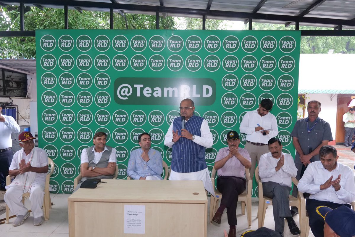 TeamRLD1's tweet photo. 25 तुगलक रोड, नई दिल्ली में आयोजित कार्यक्रम में राष्ट्रीय अध्यक्ष सह केंद्रीय मंत्री चौधरी जयन्त सिंह जी से संसदीय बोर्ड के सदस्य मेजर (रिटायर्ड) बिशम्भर दयाल जी के नेतृत्व में देश के कई जांबाज सैन्य अधिकारियों और जवानों ने भेंट की। https://t.co/xQEgVsQCF7