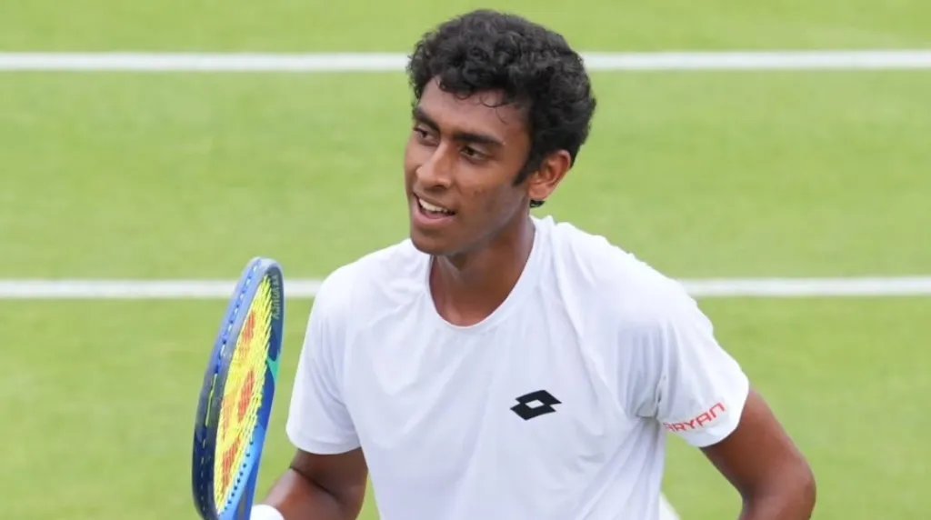 the_bridge_in's tweet photo. 🚨#news l An Indian in Wimbledon Juniors Quarter-finals after 36 years

Arnav Paparkar, 18, becomes first Indian to reach Junior Wimbledon quarterfinals since Leander Paes in 1990.

Beat Japan's Ryo Tabata 6-2, 6-1 in straight sets a day after stunning world No.3 Keaton Hance

Next up: Jordan Lee/Tanishk Konduri (USA) in the QF

📸: Indiantennisdaily
#Tennis #IndianTennis #Wimbledon