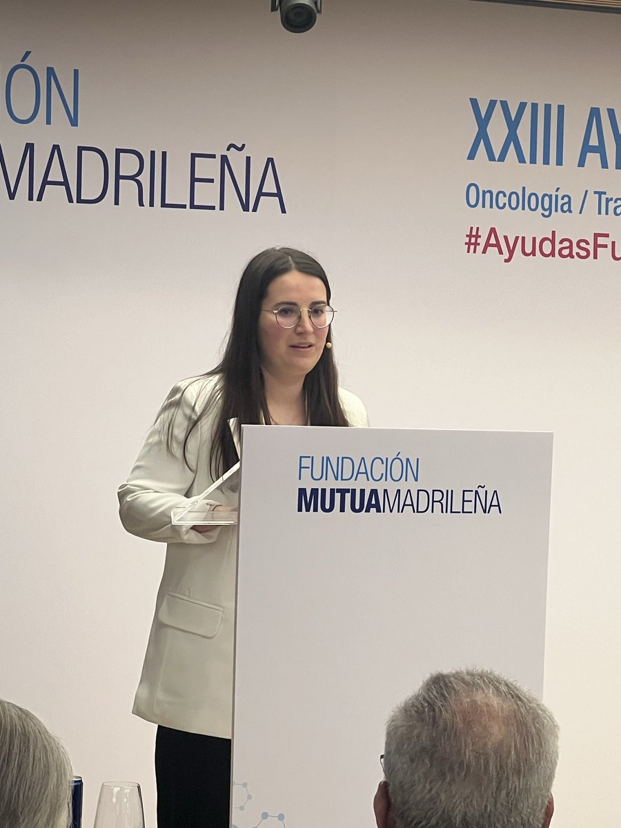 fundacionmutua's tweet photo. Tras la entrega de las ayudas, la Dra. Alba Segarra Casas (@irsantpau) ha agradecido en nombre de todos los beneficiarios el apoyo de @fundacionmutua a sus proyectos, especialmente la ayuda a los investigadores jóvenes que, como ella, se enfrentan a un primer proyecto como investigadores principales. También fue el caso de su directora de tesis, que recibió nuestra ayuda en la convocatoria de 2015.
Por último, el doctor Julio Zarco, director gerente del Hospital Infantil Universitario Niño Jesús y presidente de @HumansFundacion, agradecía el apoyo de la Fundación para crear un escenario donde la curiosidad, el elemento más importante para investigar (según decía Ramón y Cajal), puede materializarse para hacer posible proyectos que nos ayudarán a avanzar hacia un mundo mejor.
