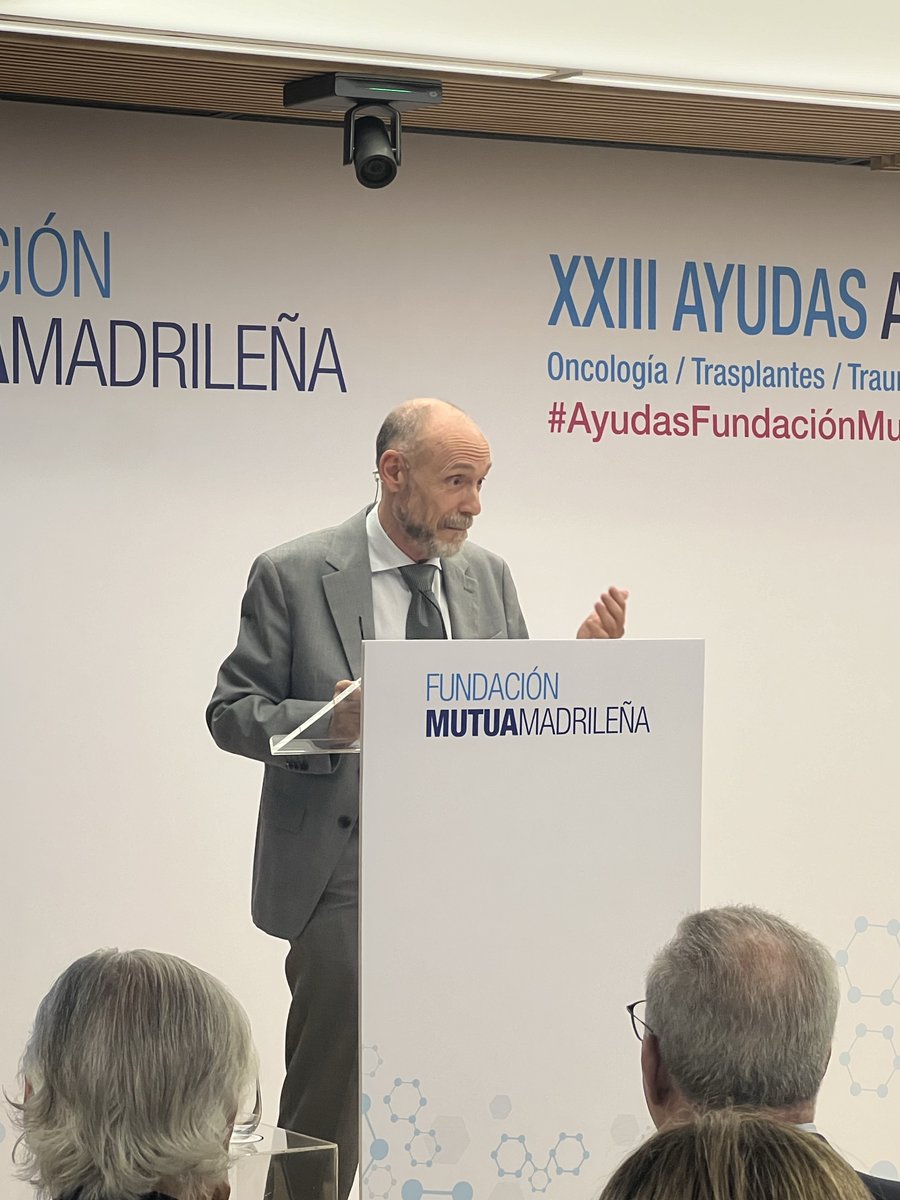 fundacionmutua's tweet photo. Tras la entrega de las ayudas, la Dra. Alba Segarra Casas (@irsantpau) ha agradecido en nombre de todos los beneficiarios el apoyo de @fundacionmutua a sus proyectos, especialmente la ayuda a los investigadores jóvenes que, como ella, se enfrentan a un primer proyecto como investigadores principales. También fue el caso de su directora de tesis, que recibió nuestra ayuda en la convocatoria de 2015.
Por último, el doctor Julio Zarco, director gerente del Hospital Infantil Universitario Niño Jesús y presidente de @HumansFundacion, agradecía el apoyo de la Fundación para crear un escenario donde la curiosidad, el elemento más importante para investigar (según decía Ramón y Cajal), puede materializarse para hacer posible proyectos que nos ayudarán a avanzar hacia un mundo mejor.