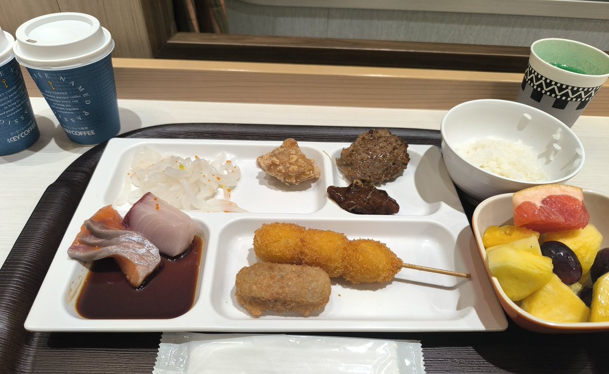 ukiyomagic's tweet photo. いつもの現場であり聖地にてピーナッツくんとぽんぽこさんと同じ食事

#ぽこピー
#聖地巡礼 https://t.co/nRojQdc9LG