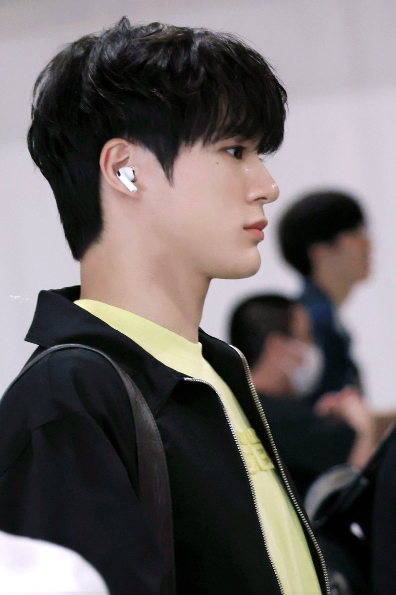 hapqines's tweet photo. the side profile has always been insane.

then                                                        now https://t.co/JzPqcZTeej