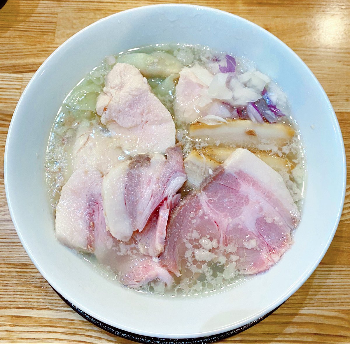 Limited_HUNTER's tweet photo. 手打ち正麺 Hachimitsu@五反田

白だし背油肉そば🍜

五反田ホワイト🥺✨←勝手に呼んでます

貝出汁ギンギンの��品スープをはじめ、切り立ての絶品手打ち麺に3種類のチャーシューやわんたんの食べ応えも抜群でさらに上質な背脂も乗った、欲望にまみれた極上の一杯🫨ﾜｰ💯

ホントに美味い🥹🥹🥹 https://t.co/TpZFI3PV7n