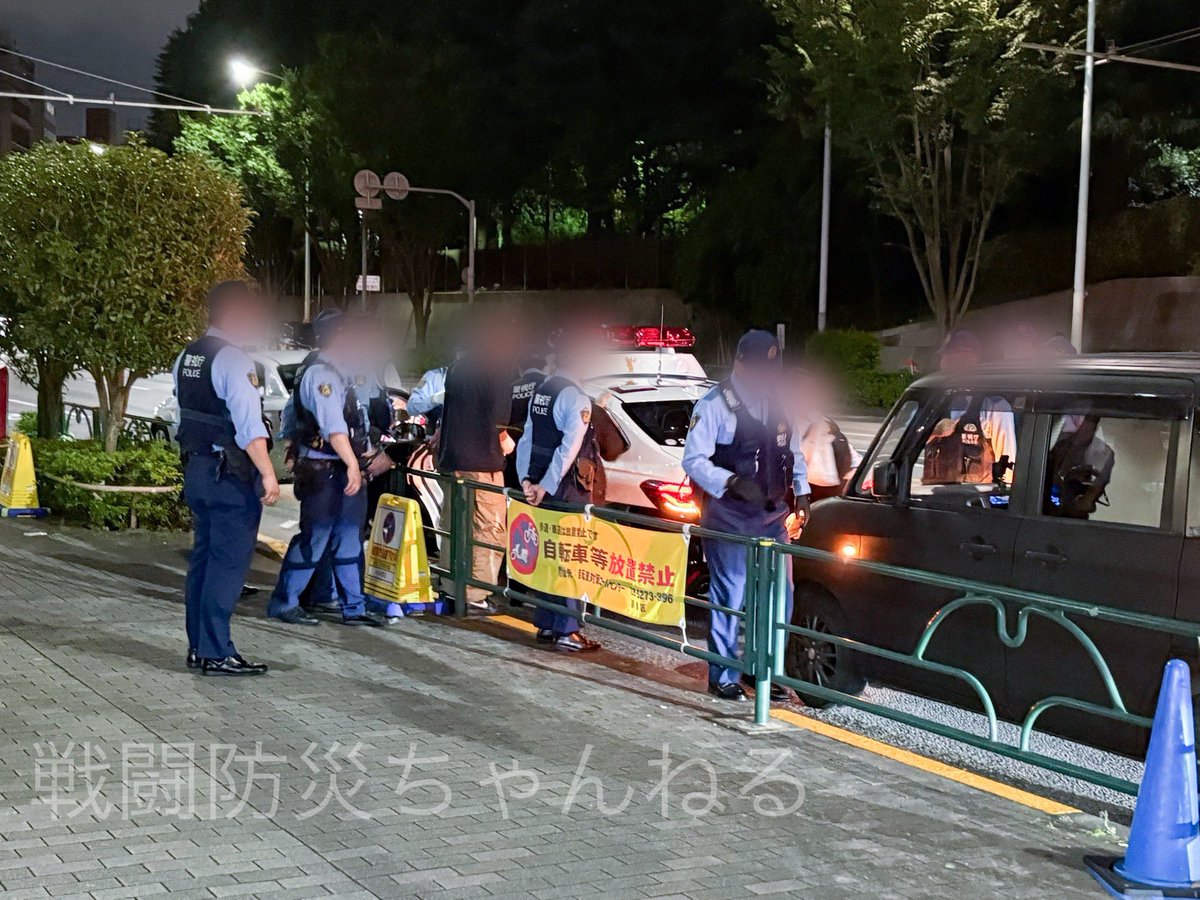 SentoBousai's tweet photo. 防衛省前の路上において多数のパトカーが集まっております。

詳細不明なるも警察官らが何らかの事案対処に当たっている模様です。

提供: ayı様 https://t.co/2tudiLQTwr