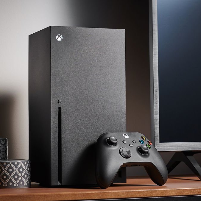 heyhey_leo's tweet photo. O XBOX Series X, para mim, é o melhor console já feito.

Não desmerecendo outros ótimos aparelhos, tanto de outras marcas quanto de outras gerações, mas aqui temos algumas vantagens pontuais que elevam o patamar. 

Além da potência, que dispensa comentários, o fato de ter acesso, sem gambiarra, a 4 gerações é de extremo valor. A preservação de várias franquias estando completas em um só console através da retro compatibilidade é um diferencial incrível para quem gosta de vídeo game.

Claro que algumas franquias, que são favoritas de muitas pessoas, podem estar fora por causa das exclusividades dos concorrentes.

A gestão do XBOX nesta geração pode ter sido uma bagunça, mas isso não anula que, na minha opinião, este é o console definitivo até então.