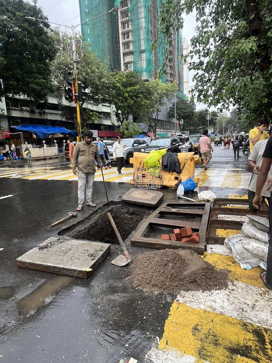 ManasKuvar's tweet photo. Work done without safety’s measures inspite of so many accidents I don’t understand are the bmc staff afraid of higher authorities or not becoz they behaving as free bird mumbaikar at risk ward 6 RN  @mybmc @CMOMaharashtra @TawdeRitu @KishoriPednekar @AUThackeray https://t.co/jJTND9EwEa