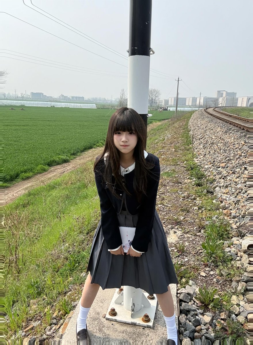 Nekrytyi's tweet photo. 我该用什么擦拭你的眼泪 纸巾莎士比亚诗集 还是同样湿润的眼睛  #女高中生 #校园 https://t.co/Rb9ZIviL6i