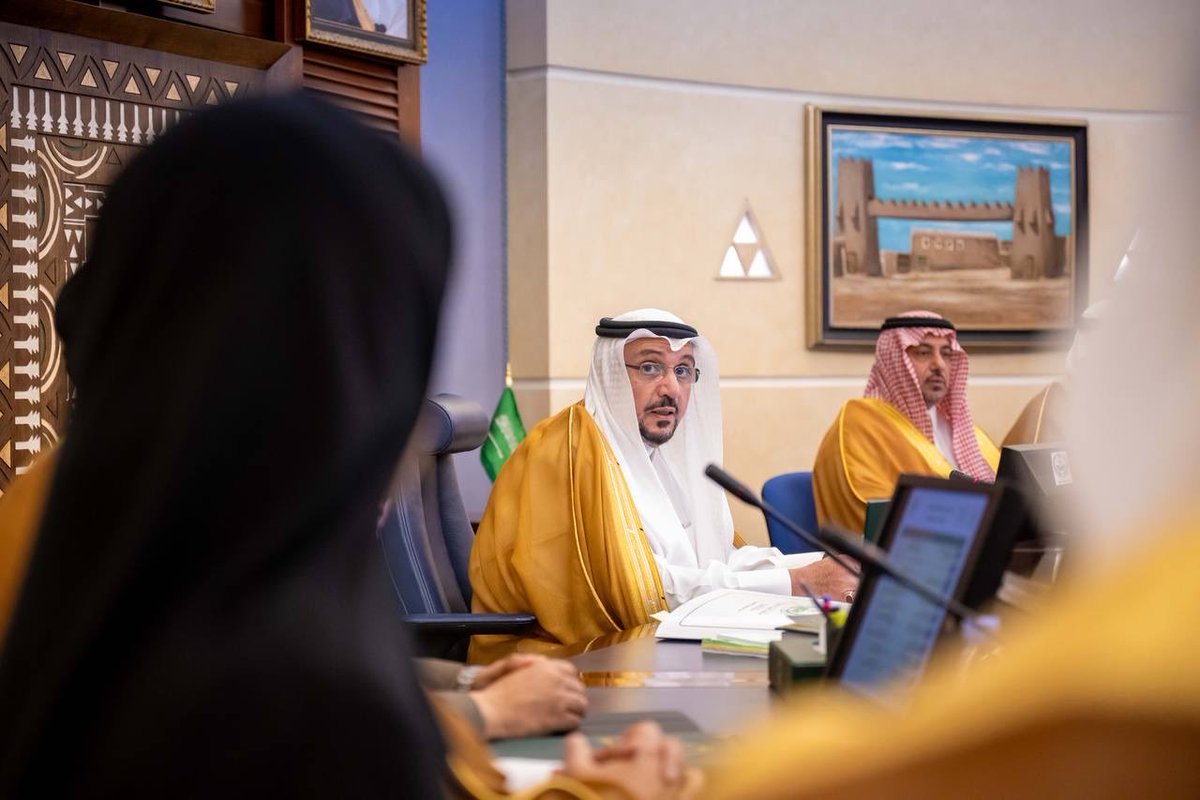 EmarahAlQassim's tweet photo. نوّه سموه بانخفاض نسبة البطالة في المنطقة إلى 5.9% خلال الربع الأول من عام 2026م، ونمو الوظائف بنسبة 110%، فيما بلغت مشاركة المرأة في سوق العمل 47%، ووصلت نسبة التوطين إلى 80%..

سمو #أمير_منطقة_القصيم يرأس اجتماع اللجنة العليا للتوطين ويستعرض مؤشرات سوق العمل بالمنطقة. https://t.co/4cejZNAmrm