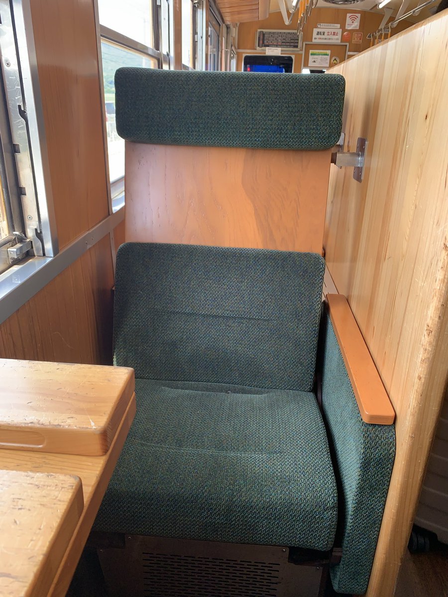 beurrede's tweet photo. この電車にワクワク。
ディズニーシーの電車に乗ってる気分になっちゃって外の人に手を振りたかったー https://t.co/HMT4dhV6Pr