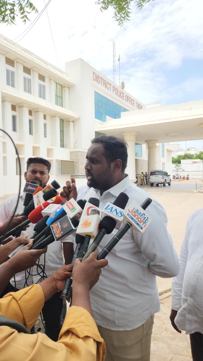 Usfl138806's tweet photo. தேனி மாவட்ட நீதிமன்ற அரசு வழக்கறிஞர்கள் நியமனத்தில் ஏற்பட்டுள்ள குளறுபடிகள் மற்றும் முறைகேடுகள் குறித்து உரிய விசாரணை நடத்தி, சட்டப்படி தக்க நடவடிக்கை எடுக்குமாறு, தேனி மாவட்ட ஆட்சியர் மற்றும் மாவட்ட கண்காணிப்பாளர் அவர்களிடம், உதயநிதி ஸ்டாலின் இலவச சட்ட உதவி மையத்த���ன் சார்பில் இன்று மனு அளிக்கப்பட்டது. #மக்களுடன்திமுக