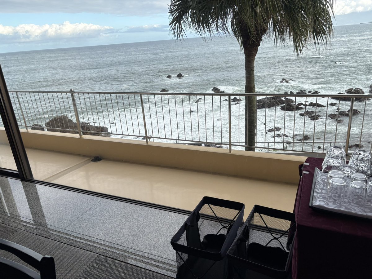taro_723's tweet photo. 海を見ながらのぶり！

弊社黒瀬ぶりのフルコース！料理長がいつも新しいメニューを開発してくれる！お客様も大満足！
いや、筋肉が一番喜んでいるかも！

あっ！減量中だった。
ぶりは体にとってもいいので、確かカロリーは0だったよね！笑

そして夜の散歩を始めたのであった。 https://t.co/noBsCQgEZe