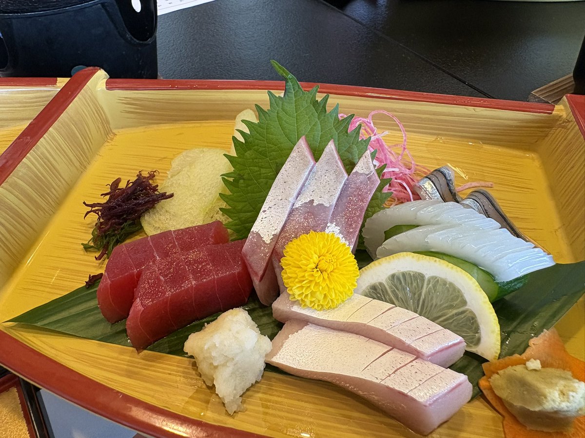 taro_723's tweet photo. 海を見ながらのぶり！

弊社黒瀬ぶりのフルコース！料理長がいつも新しいメニューを開発してくれる！お客様も大満足！
いや、筋肉が一番喜んでいるかも！

あっ！減量中だった。
ぶりは体にとってもいいので、確かカロリーは0だったよね！笑

そして夜の散歩を始めたのであった。 https://t.co/noBsCQgEZe