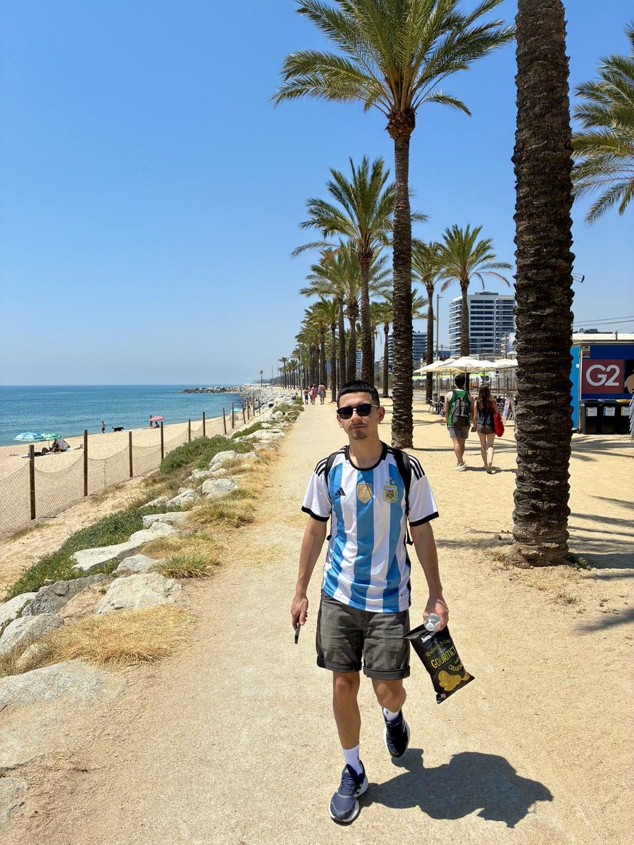 YomikeOk's tweet photo. De regreso en España, uno de mis lugares favoritos!🇪🇸 Listo para seguir disfrutando de la vida, aprendiendo y viviendo nuevas oportunidades🌍💫

Y doblemente feliz por el triunfo de la Scaloneta!🇦🇷 Llevo la camiseta de Argentina con orgullo por toda Barcelona. Vamos, carajo!⚽️🙌🏼 https://t.co/D4Ch3bDpAV