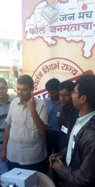 jayeshwani's tweet photo. वेगळ्या विदर्भाची मागणी करून संयुक्त महाराष्ट्र तोडण्याचा कट रचणाऱ्यांना आज महाराष्ट्र धर्म आठवतोय? 🤣🤣🤣
तुम्ही म्हणजे महाराष्ट्र नाही फडणवीसजी, 
… आणि असलाच तर तुम्ही म्हणजे कपट कारस्थानाचं उन्मत्त सत्ता केंद्र आहात, ज्याच्या कतृत्वाला पदाच्या मर्यादा आहेत. https://t.co/saUUh8MaWt