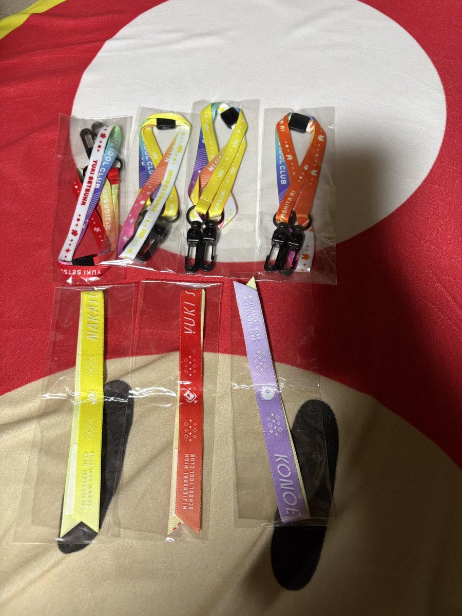 milkystp's tweet photo. メルカリで買ったけど虹ヶ咲のこの紐は何に使えるんや？
何かに使えそうで買ったは良いものの両面テープの使い方が https://t.co/1IzIJBg0Sa