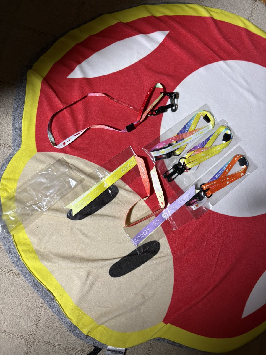 milkystp's tweet photo. メルカリで買ったけど虹ヶ咲のこの紐は何に使えるんや？
何かに使えそうで買ったは良いものの両面テープの使い方が https://t.co/1IzIJBg0Sa