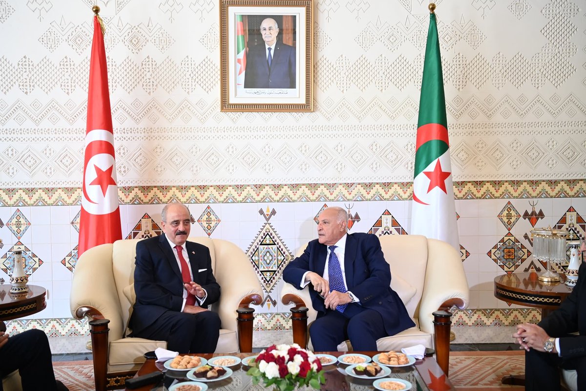 Algeria_MFA's tweet photo. استقبل وزير الدولة، @Algeria_MFA  السيد @AhmedAttaf_Dz ، صبيحة اليوم بمطار الجزائر الدولي، نظيره التونسي، وزير الشؤون الخارجية @TunisieDiplo السيد @MohamedAliNafti  الذي يقوم بزيارة رسمية إلى الجزائر في إطار انعقاد أشغال لجنة المتابعة 🇩🇿-🇹🇳، المقررة اليوم 08 جويلية 2026 . https://t.co/OzMxSHVgHm