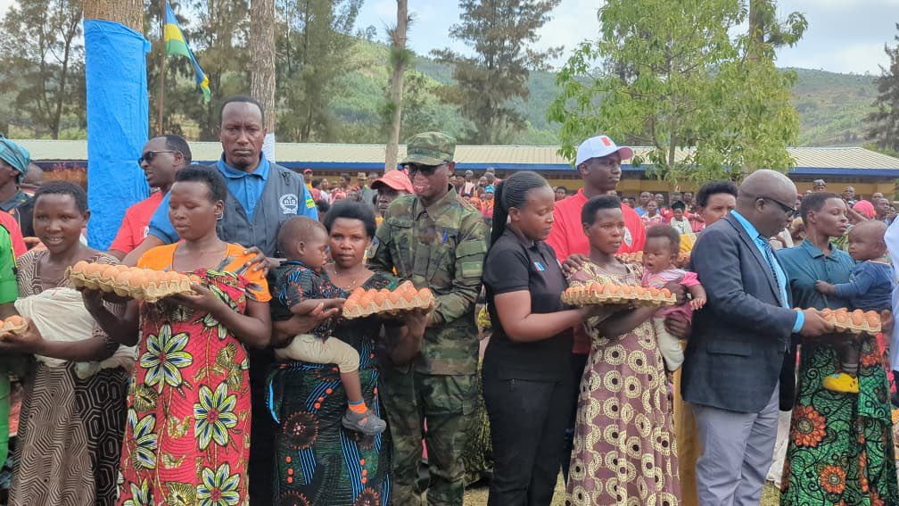 Mamaurwagasabo1's tweet photo. Abanyamuryango ba RPF-Inkotanyi bo muri kaminuza ya UTAB mu karere ka Gicumbi bari mu gikorwa cyo kuremera imiryango 504  yo muri aka karere ifite abana bagaragaweho imirire mibi n'igwingira.

Muri iki gikorwa iyi  miryango yahawe inkoko imwe n’amagi 30 kuri buri muryango n’ifu yo gukomeza gufasha abana kuva mu mirire  mibi ni muri gahunda yiswe Tozwa kurya indyo yuzuye ndetse imiryango 40 yishyuriwe ubwisungane mu kwivuza.

@rpfinkotanyi @UTAB_BYUMBA #MamaUrwagasaboTV
