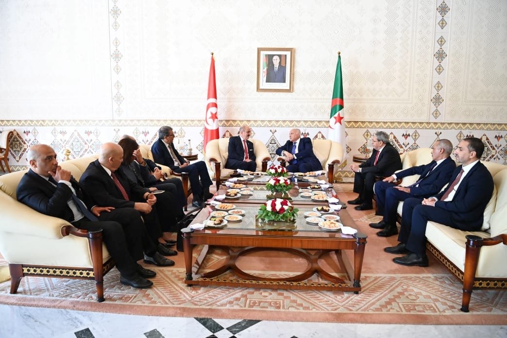 Algeria_MFA's tweet photo. استقبل وزير الدولة، @Algeria_MFA  السيد @AhmedAttaf_Dz ، صبيحة اليوم بمطار الجزائر الدولي، نظيره التونسي، وزير الشؤون الخارجية @TunisieDiplo السيد @MohamedAliNafti  الذي يقوم بزيارة رسمية إلى الجزائر في إطار انعقاد أشغال لجنة المتابعة 🇩🇿-🇹🇳، المقررة اليوم 08 جويلية 2026 . https://t.co/OzMxSHVgHm