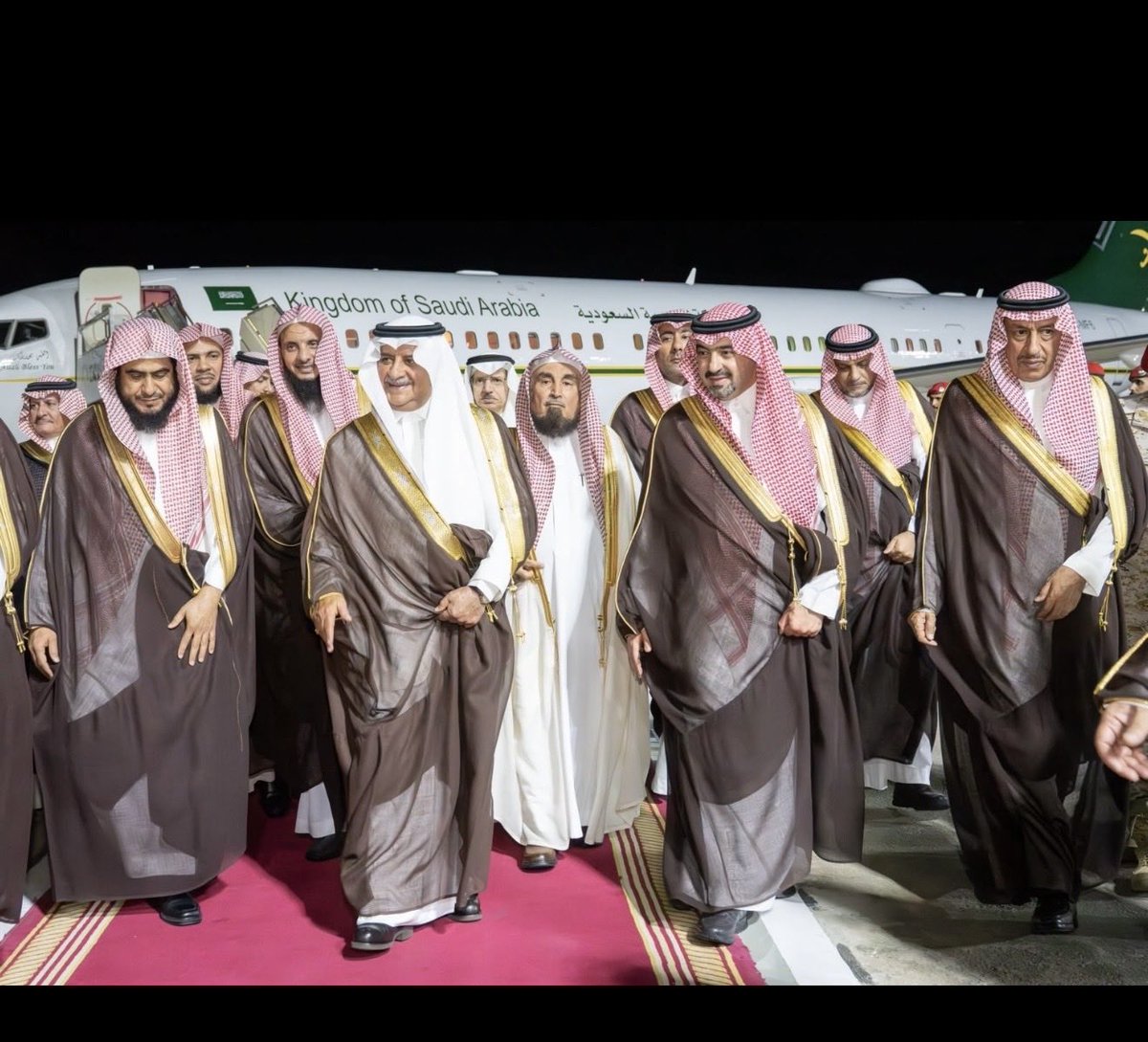 amb8amb's tweet photo. فهد بن سلطان
            القيادة والأنسان

(حَتَّى إِذَا بَلَغَ أَشُدَّهُ وَبَلَغَ أَرْبَعِينَ سَنَةً)
وهذه الآية القرآنية الكريمة نزلت دلالةً على أن مضي أربعين سنة دليل على النضج والرسوخ والثبات في كل شيء.
وهي في مقالي توظف لأربعين سنة وشهر أمضاها الأمير فهد بن سلطان بن عبدالعزيز أميرًا لمنطقة تبوك، إذ تعيَّن أميرًا لها في الحادي والعشرين من شهر محرم لعام ألف وأربعمائة وسبعة للهجرة.
حيث حضر إليها وهو يمتلك سمات القيادة من ذكاء، وفطنة، وثقة بالنفس، وسرعة بديهة، وجرأة، وإقدام، وقدرة على التأثير في الآخرين، واستقرار انفعالي، وصفات مكتسبة، فهو متخرج من مدرسة سلطان بن عبدالعزيز، وكفاه بذلك شرفًا وسؤددًا.
فالقدرة على التشخيص، والتخطيط، واتخاذ القرار، وإدارة المنطقة، والتواصل، والإقناع، والتفاوض، وحل المشكلات، وإدارة الأزمات، وتحفيز العاملين، وبناء الرؤية، وسد الفجوات، وبناء الاستراتيجيات.
هذه السمات والصفات عندما تجتمع ينتج عنها فهد بن سلطان بن عبدالعزيز، بالقيادة الفاعلة التي شخص فيها واقع تبوك عند قدومه، فتعرَّف على الفجوات، وعرف نقاط القوة فعززها، ونقاط الضعف فعالجها، وبنى مصفوفات النجاح، ووضع أهدافًا بعيدة وقصيرة، وبنى استراتيجيات متكاملة، فكانت خارطة الطريق التي أوصلت تبوك إلى ما وصلت إليه من تطور وتقدم في كافة المجالات، في توظيف نوعي لكل الإمكانات التي وفرتها الدولة لراحة المواطن ورفاهيته، حتى أصبحت تبوك مقصدًا ومقرًا وليست ممرًا، فزاد سكانها كثافةً لوجود كل مبتغاهم، بإشراف مباشر من أميرها، الذي أصبحت منطقته صانعةً للقيادات الوطنية، ففي تبوك تكون البداية، وفي مدرسة فهد بن سلطان تتدرب القيادات، وتصقل، وتتراكم خبراتها وتجاربها المعرفية، وأينما تمطر تأتِ ثمارها، فالوطن للجميع، وتبوك وأميرها جوهرة ضمن عقد جواهر هذا الوطن العظيم.
هذا الاختصار لا يصادر الأربعين سنة، ولكن السيرة عاطرة، والشخصية ذات منهج يدرس في علم القيادة، ولا يمكن سبرها حتى في كتاب خاص لسموه الكريم، اخترت له عنوانًا رسخ لديَّ (نسأل الله أن ييسر لي كتابته، فهو أقل ما نقدمه لرجل قدم لنا كل شيء).
ولأن الأربعين سنة لم تكن عجافًا، فقد كانت سمانًا، والشواهد لا يمكن حصرها، ولكن عندما يغيب سموه في عارض صحي ويعود، وتشتعل ساحات وسائل التواصل برائعة عبدالرحمن بن مساعد، أو رائعة خالد الفيصل التي غناها فنان العرب: (أسفرت وأنورت)، وعندما تضيق تبوك بالمهنئين رغم اتساعها، وعندما تقطع المسافات من المحافظات، وعندما يحضر كبار السن رغم ظروفهم الصحية، لا يدفعهم إلى هذا الحضور إلا الحب الذي زرعه فيهم فهد بن سلطان خلال الأربعين سنة، فهو الذي زار مريضهم، وواساهم في فقيدهم، وشاركهم أفراحهم، وصنع لهم الاستقرار، وفتح لهم الآفاق، ووطن لهم كل سبل الرقي.
ركز في البداية على التعليم، فكان الراعي له، وافتتح الجامعات؛ لأنه يعلم أن التغيير بدايته التعليم، ومن ثم كان هذا البناء المجتمعي المتكامل، فقد تخرج في جامعات تبوك كبار موظفيها ومسؤوليها، فشارك الجميع في المستشفيات، والمصانع، والزراعة، وجعل الحوافز من جيبه الخاص مجالًا للتنافس في كل المجالات.
من شاهد صور الاستقبال يشاهد بعض المسؤولين الذين غادروا تبوك إلى وظائف أخرى أو تقاعدوا، ولكنهم حضروا لاستقبال فهد بن سلطان.
ما هو المنهج القيادي الذي كان ينتهجه معهم حتى أصبح المتقاعد الذي عمل في تبوك يضع صورة سموه في جواله، وهو يبعد ألف كيلومتر وزيادة؟
لماذا كان فهد بن سلطان هو حديث تبوك، ليس المسؤولين فحسب، بل الأسر والعوائل، والصغار والكبار؟ إنه الحب، فقد أحبهم بصدق، فبادلوه هذا الحب.
لقد ازدحم المطار بالمهنئين، والصور شواهد.
وفي الختام، كلنا أبناء تبوك نعرف أميرنا، وقد شاركنا أفراحنا في تخرجنا من الجامعات، ثم شاركنا فرحتنا بتخرج أبنائنا، وكنا نشاهد الفرحة في عينيه وفي محياه. اجمعوا كل تلك المناسبات، ومشاعر سموه فيها، وستكون المحصلة في وجه سموه المبتهج، والفرحة التي كانت في كل ثناياه بالعودة إليكم، وأنتم أهله وأبناؤه وأحبته.
لقد أحبكم فهد بن سلطان بن عبدالعزيز بالقول والعمل، فحصد منكم كل هذا الحب، وكل هذه الدعوات والصدقات التي قدمت لله عز وجل في شفائه.
والحمد لله الذي جمعنا بقائدنا في منطقتنا الغالية علينا:
(تبوك الأنسان ).

بقلم
أ.د. عبدالله بن عبدالعزيز الشريف
أستاذ القيادة والدراسات العليا بجامعة تبوك