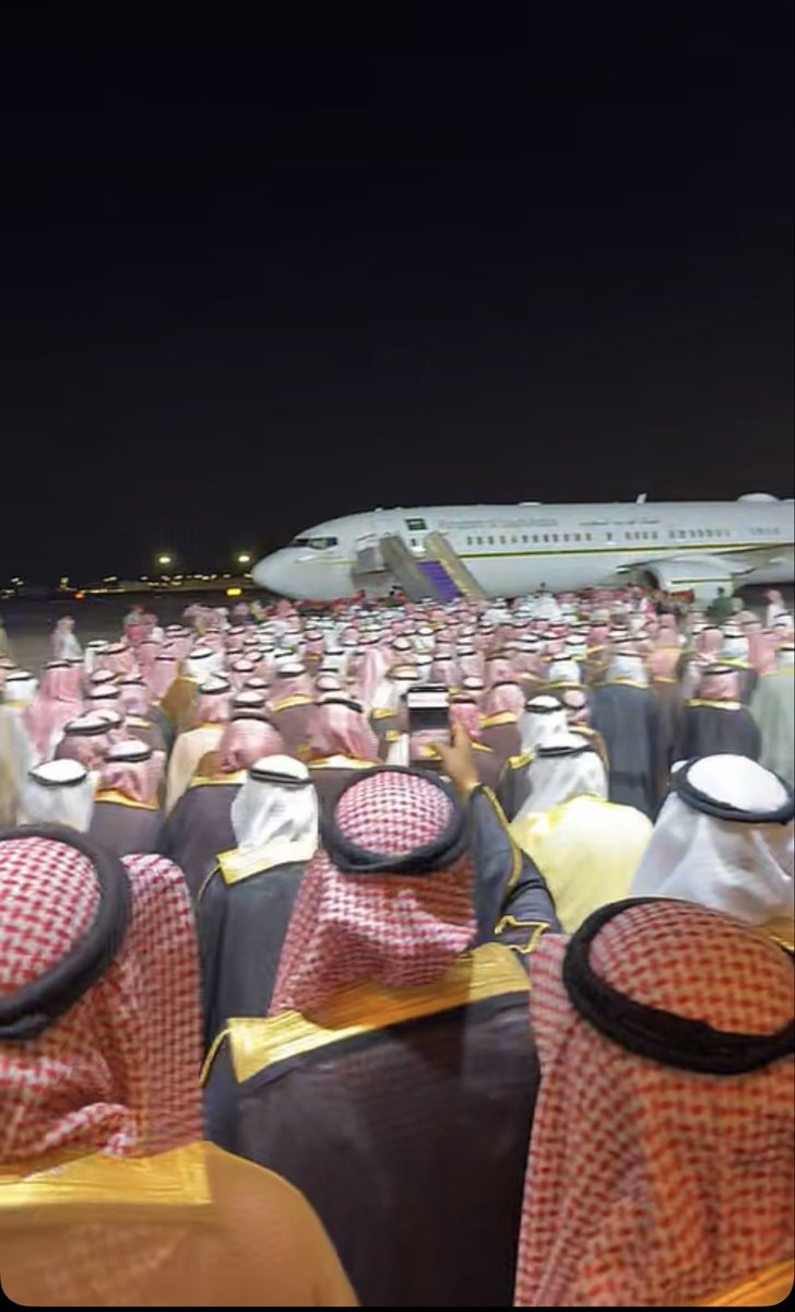 amb8amb's tweet photo. فهد بن سلطان
            القيادة والأنسان

(حَتَّى إِذَا بَلَغَ أَشُدَّهُ وَبَلَغَ أَرْبَعِينَ سَنَةً)
وهذه الآية القرآنية الكريمة نزلت دلالةً على أن مضي أربعين سنة دليل على النضج والرسوخ والثبات في كل شيء.
وهي في مقالي توظف لأربعين سنة وشهر أمضاها الأمير فهد بن سلطان بن عبدالعزيز أميرًا لمنطقة تبوك، إذ تعيَّن أميرًا لها في الحادي والعشرين من شهر محرم لعام ألف وأربعمائة وسبعة للهجرة.
حيث حضر إليها وهو يمتلك سمات القيادة من ذكاء، وفطنة، وثقة بالنفس، وسرعة بديهة، وجرأة، وإقدام، وقدرة على التأثير في الآخرين، واستقرار انفعالي، وصفات مكتسبة، فهو متخرج من مدرسة سلطان بن عبدالعزيز، وكفاه بذلك شرفًا وسؤددًا.
فالقدرة على التشخيص، والتخطيط، واتخاذ القرار، وإدارة المنطقة، والتواصل، والإقناع، والتفاوض، وحل المشكلات، وإدارة الأزمات، وتحفيز العاملين، وبناء الرؤية، وسد الفجوات، وبناء الاستراتيجيات.
هذه السمات والصفات عندما تجتمع ينتج عنها فهد بن سلطان بن عبدالعزيز، بالقيادة الفاعلة التي شخص فيها واقع تبوك عند قدومه، فتعرَّف على الفجوات، وعرف نقاط القوة فعززها، ونقاط الضعف فعالجها، وبنى مصفوفات النجاح، ووضع أهدافًا بعيدة وقصيرة، وبنى استراتيجيات متكاملة، فكانت خارطة الطريق التي أوصلت تبوك إلى ما وصلت إليه من تطور وتقدم في كافة المجالات، في توظيف نوعي لكل الإمكانات التي وفرتها الدولة لراحة المواطن ورفاهيته، حتى أصبحت تبوك مقصدًا ومقرًا وليست ممرًا، فزاد سكانها كثافةً لوجود كل مبتغاهم، بإشراف مباشر من أميرها، الذي أصبحت منطقته صانعةً للقيادات الوطنية، ففي تبوك تكون البداية، وفي مدرسة فهد بن سلطان تتدرب القيادات، وتصقل، وتتراكم خبراتها وتجاربها المعرفية، وأينما تمطر تأتِ ثمارها، فالوطن للجميع، وتبوك وأميرها جوهرة ضمن عقد جواهر هذا الوطن العظيم.
هذا الاختصار لا يصادر الأربعين سنة، ولكن السيرة عاطرة، والشخصية ذات منهج يدرس في علم القيادة، ولا يمكن سبرها حتى في كتاب خاص لسموه الكريم، اخترت له عنوانًا رسخ لديَّ (نسأل الله أن ييسر لي كتابته، فهو أقل ما نقدمه لرجل قدم لنا كل شيء).
ولأن الأربعين سنة لم تكن عجافًا، فقد كانت سمانًا، والشواهد لا يمكن حصرها، ولكن عندما يغيب سموه في عارض صحي ويعود، وتشتعل ساحات وسائل التواصل برائعة عبدالرحمن بن مساعد، أو رائعة خالد الفيصل التي غناها فنان العرب: (أسفرت وأنورت)، وعندما تضيق تبوك بالمهنئين رغم اتساعها، وعندما تقطع المسافات من المحافظات، وعندما يحضر كبار السن رغم ظروفهم الصحية، لا يدفعهم إلى هذا الحضور إلا الحب الذي زرعه فيهم فهد بن سلطان خلال الأربعين سنة، فهو الذي زار مريضهم، وواساهم في فقيدهم، وشاركهم أفراحهم، وصنع لهم الاستقرار، وفتح لهم الآفاق، ووطن لهم كل سبل الرقي.
ركز في البداية على التعليم، فكان الراعي له، وافتتح الجامعات؛ لأنه يعلم أن التغيير بدايته التعليم، ومن ثم كان هذا البناء المجتمعي المتكامل، فقد تخرج في جامعات تبوك كبار موظفيها ومسؤوليها، فشارك الجميع في المستشفيات، والمصانع، والزراعة، وجعل الحوافز من جيبه الخاص مجالًا للتنافس في كل المجالات.
من شاهد صور الاستقبال يشاهد بعض المسؤولين الذين غادروا تبوك إلى وظائف أخرى أو تقاعدوا، ولكنهم حضروا لاستقبال فهد بن سلطان.
ما هو المنهج القيادي الذي كان ينتهجه معهم حتى أصبح المتقاعد الذي عمل في تبوك يضع صورة سموه في جواله، وهو يبعد ألف كيلومتر وزيادة؟
لماذا كان فهد بن سلطان هو حديث تبوك، ليس المسؤولين فحسب، بل الأسر والعوائل، والصغار والكبار؟ إنه الحب، فقد أحبهم بصدق، فبادلوه هذا الحب.
لقد ازدحم المطار بالمهنئين، والصور شواهد.
وفي الختام، كلنا أبناء تبوك نعرف أميرنا، وقد شاركنا أفراحنا في تخرجنا من الجامعات، ثم شاركنا فرحتنا بتخرج أبنائنا، وكنا نشاهد الفرحة في عينيه وفي محياه. اجمعوا كل تلك المناسبات، ومشاعر سموه فيها، وستكون المحصلة في وجه سموه المبتهج، والفرحة التي كانت في كل ثناياه بالعودة إليكم، وأنتم أهله وأبناؤه وأحبته.
لقد أحبكم فهد بن سلطان بن عبدالعزيز بالقول والعمل، فحصد منكم كل هذا الحب، وكل هذه الدعوات والصدقات التي قدمت لله عز وجل في شفائه.
والحمد لله الذي جمعنا بقائدنا في منطقتنا الغالية علينا:
(تبوك الأنسان ).

بقلم
أ.د. عبدالله بن عبدالعزيز الشريف
أستاذ القيادة والدراسات العليا بجامعة تبوك