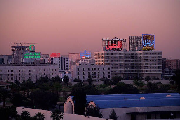 Riyadh_Zamaan's tweet photo. هل هو غروب أم شروق ..
لقطة من رياض التسعينات 
يظهر بها عدد من البنايات 
تعتليها بعض الاعلانات، 

من يستطيع تحديد المكان ؟

#الرياض_زمان #ذاكرة_الرياض https://t.co/110heZiSIU
