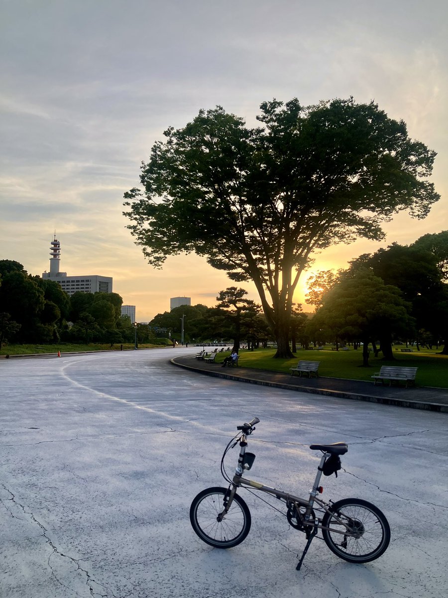 takedome2's tweet photo. #チャリ通
#夕景散歩

取引先から皇居外苑で☕️タイム😋
三宅坂から紀尾井町を抜け迎賓館前を通り神宮外苑へ！空に見とれながら走り参宮橋→代々木八幡→代田橋から羽根木公園でひと休み☕️😊
赤堤通り→荒玉水道→世田谷通りで多摩川へ👍気持ちいい夕空散歩でした😊
お疲れ様でした🙏🏻 https://t.co/Du6s0sTLlO