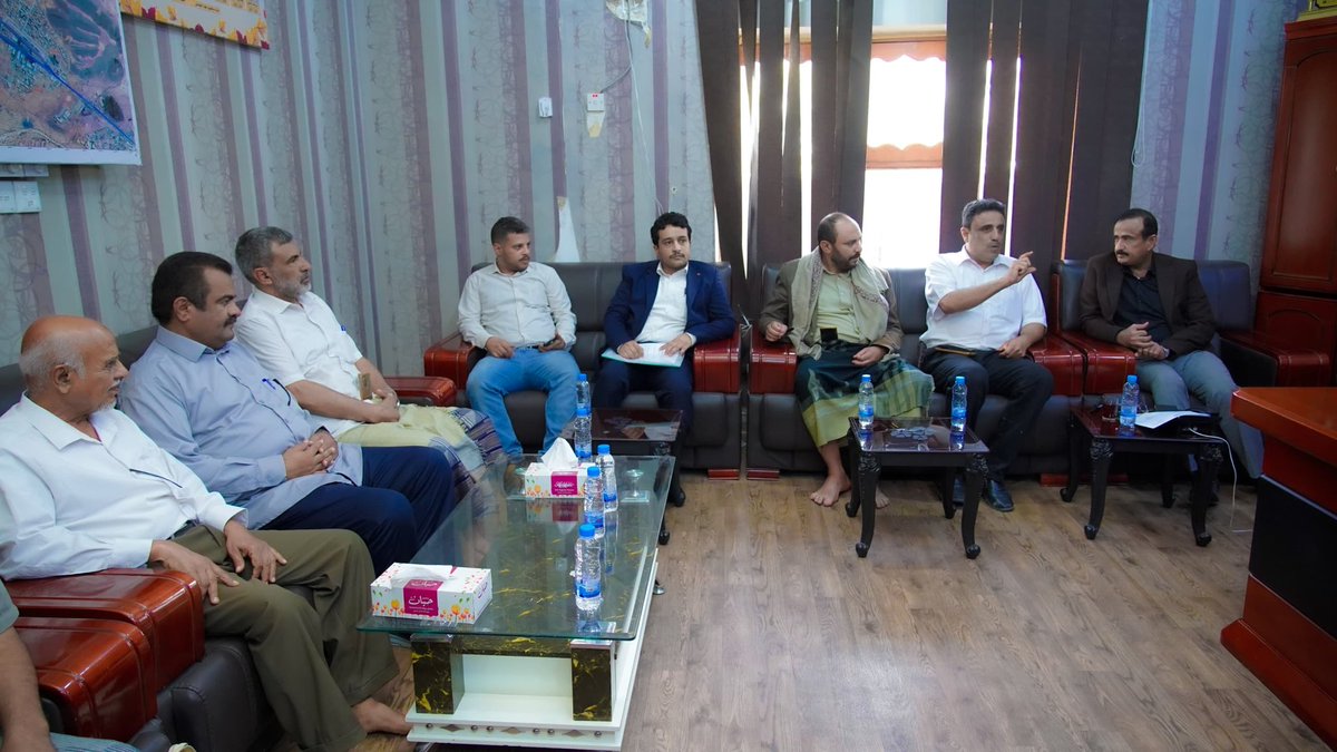 Shabwa_Gate's tweet photo. المحافظ بن الوزير يصادق على عقد تنفيذ مشروع إنشاء مبنى المؤسسة العامة للكهرباء فرع شبوة، بتمويل ذاتي، في إطار توجهات السلطة المحلية الرامية إلى تطوير البنية التحتية للمؤسسات الحكومية، وتهيئة بيئة عمل حديثة تسهم في رفع كفاءة الأداء المؤسسي وتعزيز مستوى الخدمات المقدمة للمواطنين. https://t.co/3SSEwqYenr