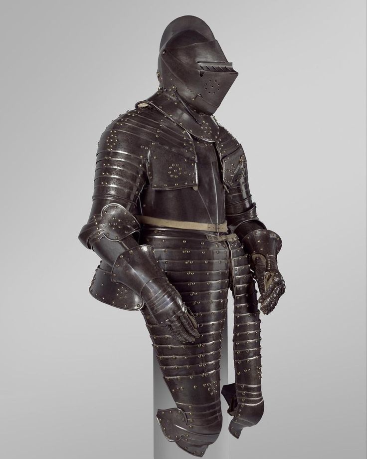 Knightly_Hist's tweet photo. Lapp's (Patches) armor is very interesting.

They mixed late 15th to early 16th century jousting armor with late 16th to early 17th century cuirassier armor.

It wouldn't be fun to travel the world in that, but man does it do for a great "heavy set" look. https://t.co/WuIC4IzsD7