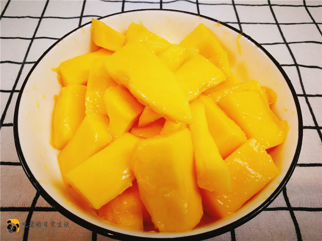 c_carmela's tweet photo. Lazy Sunday calls for sweet snacks—just shared my favorite mango mochi with my roommate, warm and chewy perfection ， https://t.co/AZvqeGRcMp