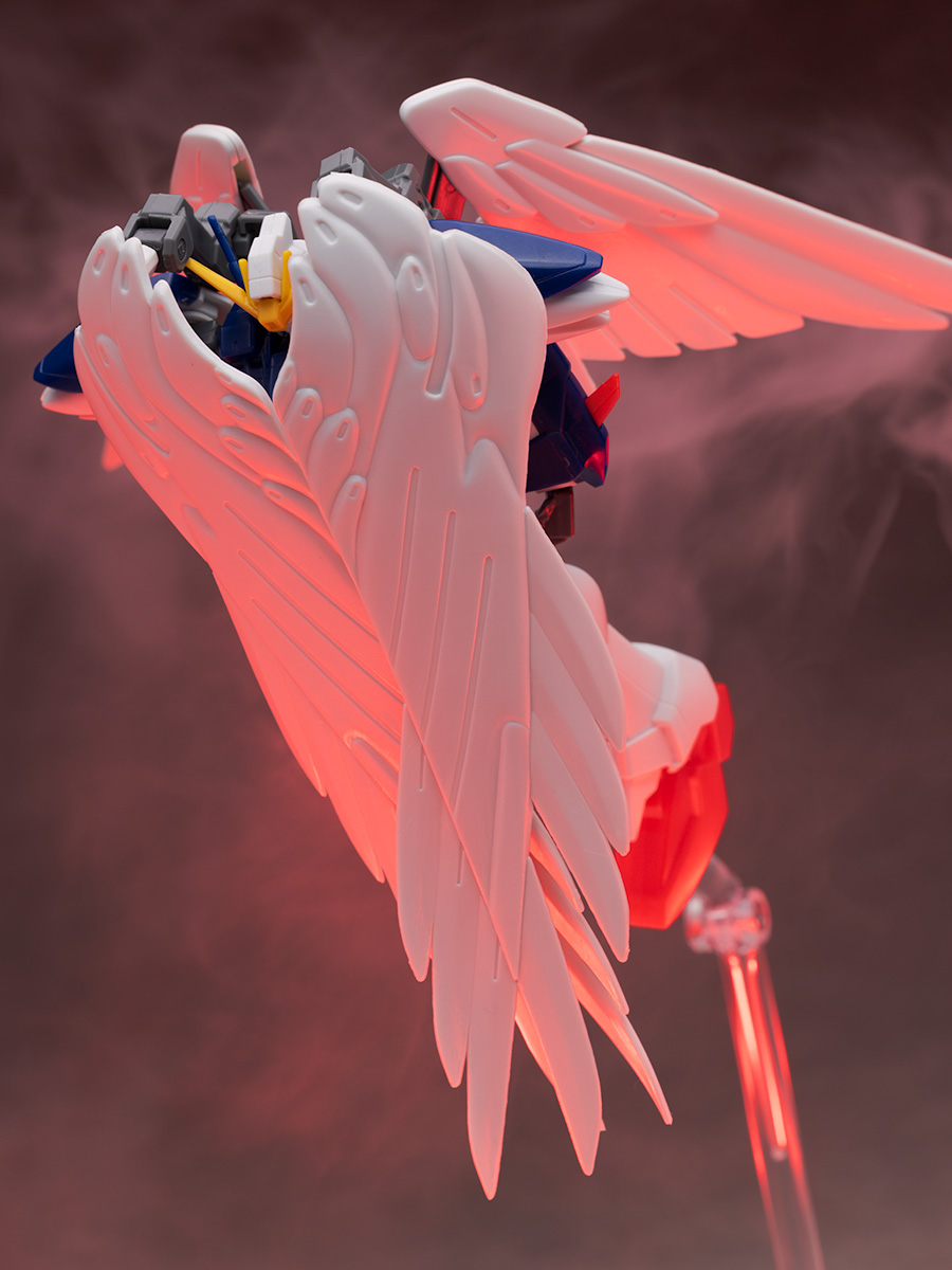 hoshimaruplamo's tweet photo. 「新機動戦記ガンダムW Endless Waltz」よりHG ウイングガンダムゼロカスタムのレビューを公開しました。こちらも1998年当時のキットですが、スタイル良く立体化され大気圏突入モードの再現も可能。また今回も胴体アクションパーツが付属しライフルを楽に構えられます。
https://t.co/naRRQ6loGv https://t.co/VckCeOeR1d