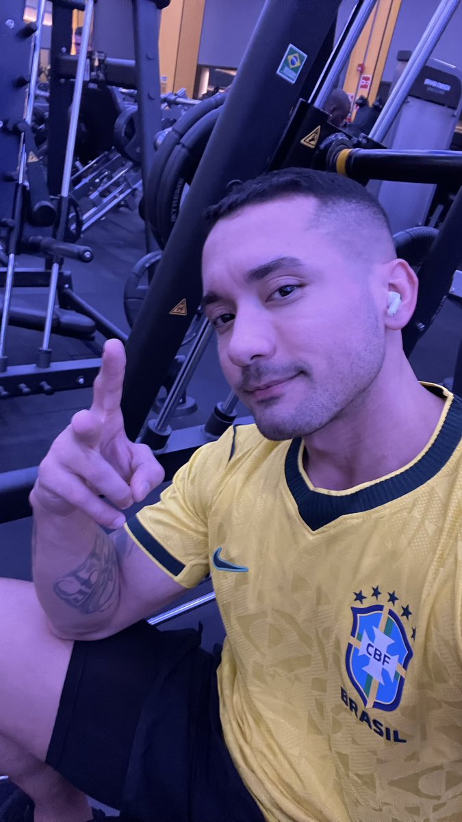 rickisonsoares's tweet photo. Aproveitar o ritmo pra usar a camisa do Brasil sem parece bolsonarista 😅 https://t.co/OigWue5hW7