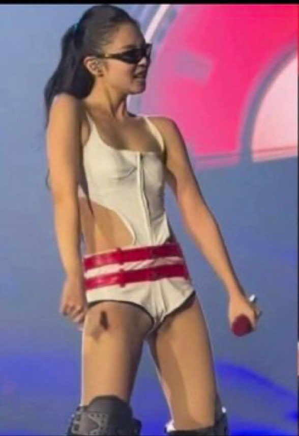 9yyfli's tweet photo. @9yyfli jennie called seoul cycle for a reason, showing her nipple https://t.co/gytEXqEvN5