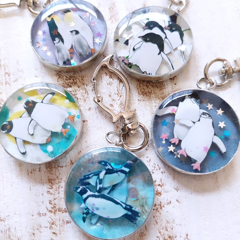 raichimu3373's tweet photo. ペンギンバザール レイクタウン
#ペンバザレイクタウン
に参加させていただきます🐧

日程： 7月25日(土)・26日(日)
会場： イオンレイクタウンkaze 1階 翼の広場（埼玉県越谷市）

新作のブローチや耳飾り
ペンギン尽くしの浴衣やコルセット帯
ポストカードなど

よろしくお願いいたします☆ https://t.co/hGFouRMzp8