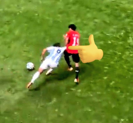 IAm_UF's tweet photo. @flahenriquebr Grab Lisandro Martinez's shirt. https://t.co/uQGtdqArJp