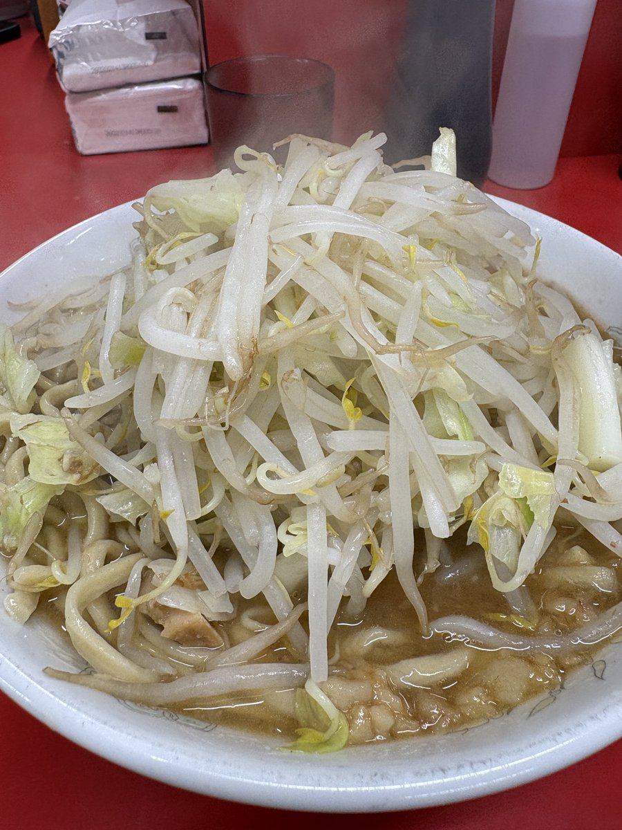 j310821's tweet photo. 人生二度目のラーメン二郎 仙台店2。2時過ぎに着いて待ちなしで小ラーメン少なめ豚一枚追加をキメたらもうウマすぎて、さすが我的日本一二郎である。なお、仕事終わりに再訪して、小豚ラーメンのテイクアウトをキメたら、リュックにしまったそいつから凶悪なにんにく臭が漏れ出して新幹線でヒヤヒヤ https://t.co/va70O1cSyv